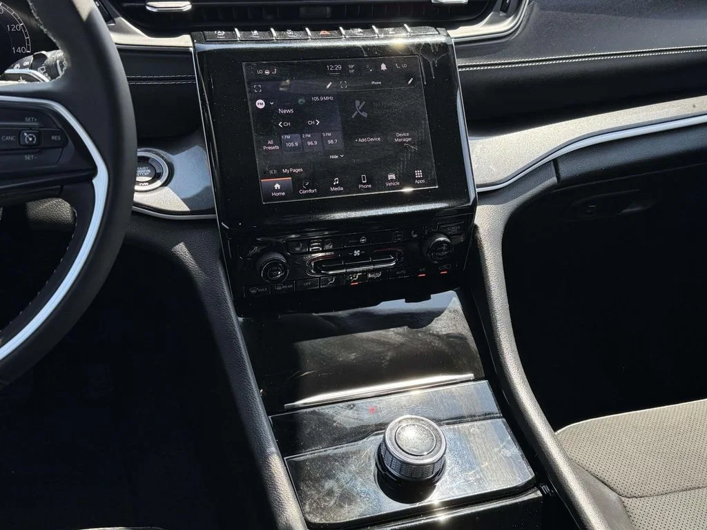 Used 2023 White/off-white Jeep Altitude X image 3