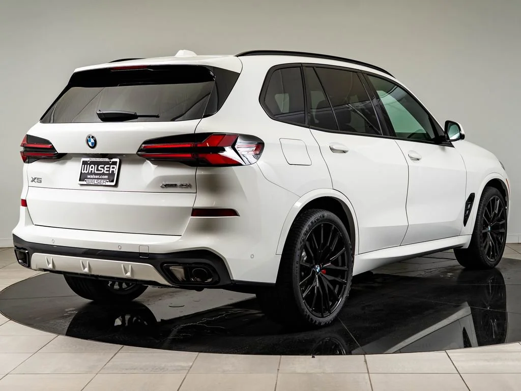 New 2026 Alpine White BMW xDrive40i image 10