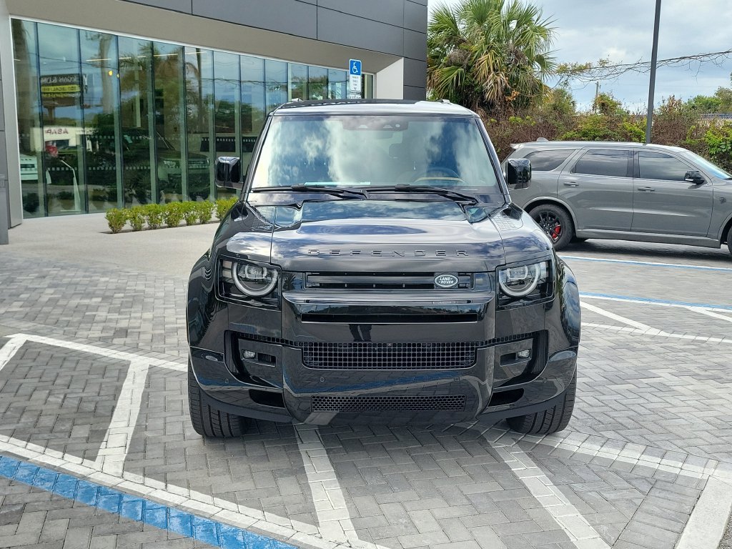 New 2026 Santorini Black Land Rover V8 image 8