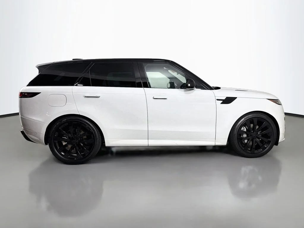 New 2026 Fuji White Land Rover Dynamic SE image 4