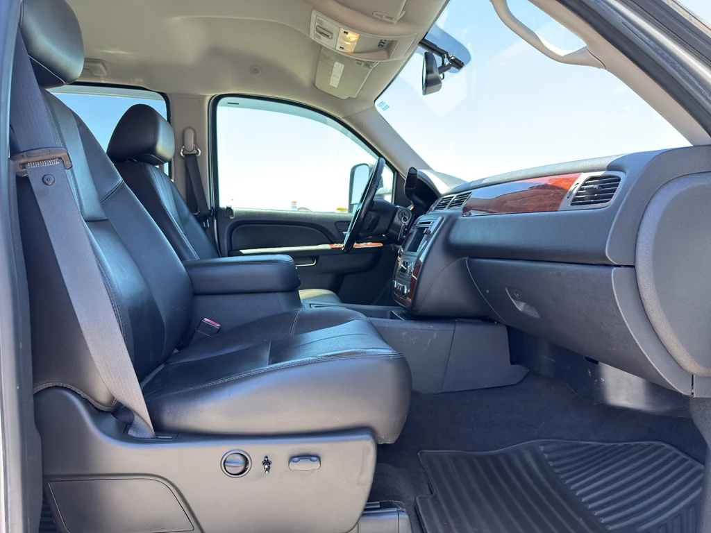 Used 2010 SHEER SILVER METALLIC Chevrolet LTZ image 16