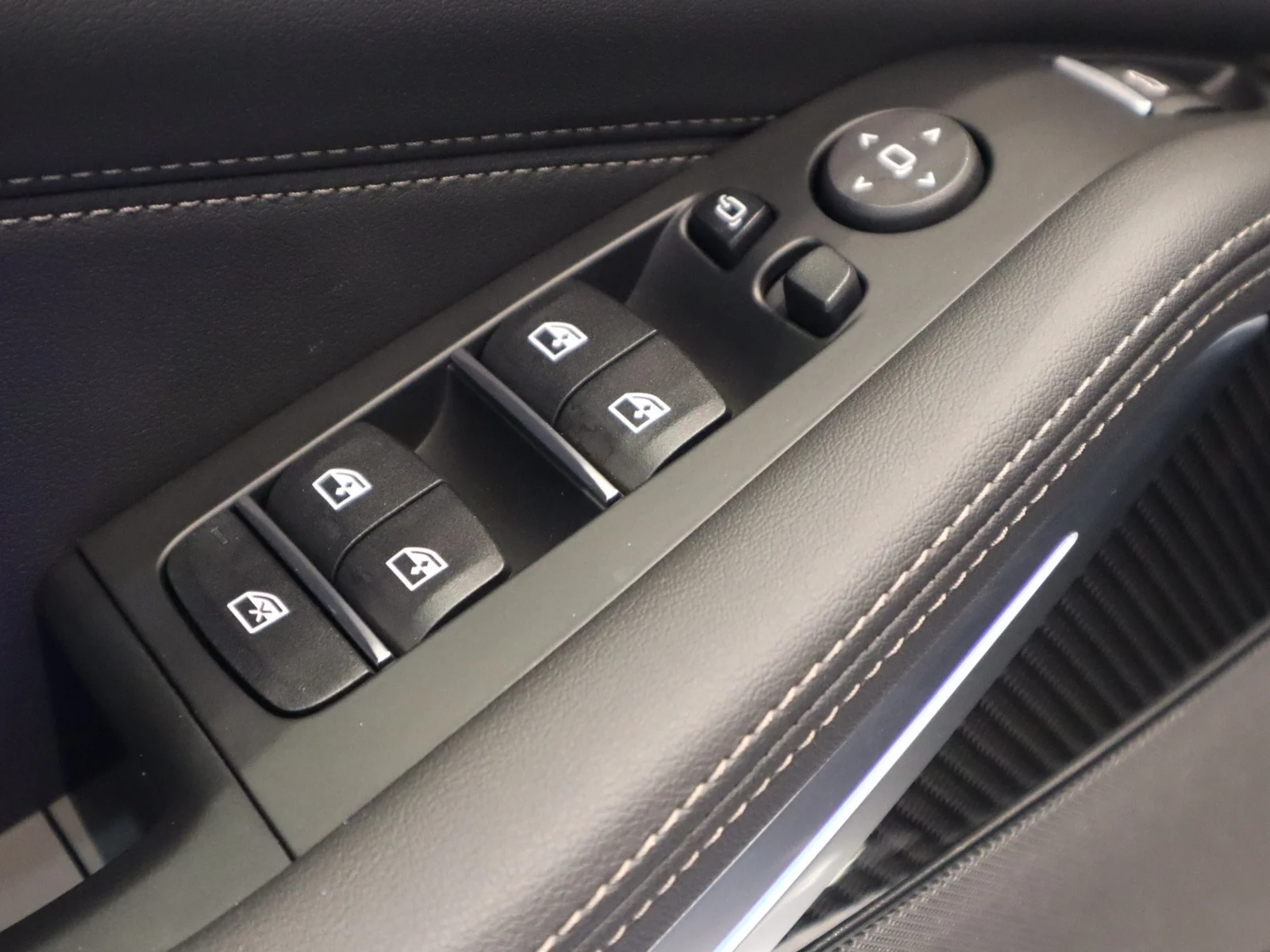 Used 2026 White BMW M60i Sports Activity Vehicle image 24