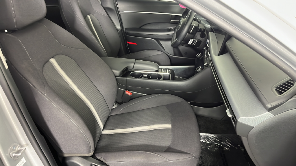 Used 2025 Silver Hyundai SEL Convenience image 20