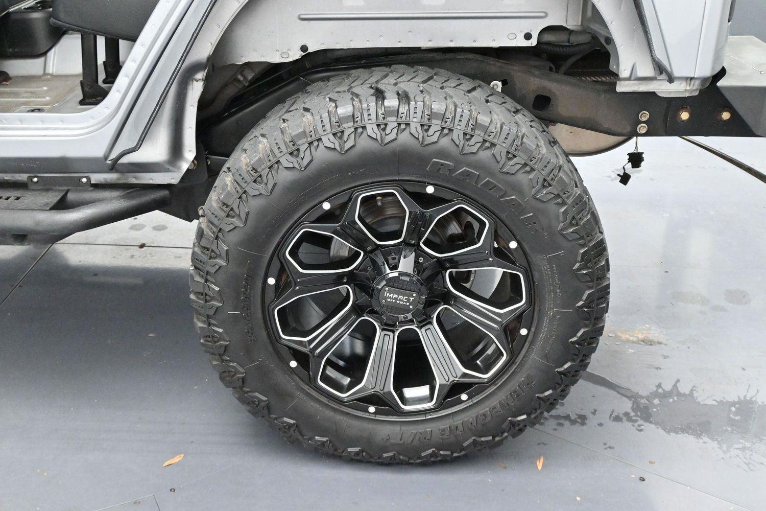 Used 2017 Billet Silver Metallic Clearcoat Jeep Smoky Mountain image 34