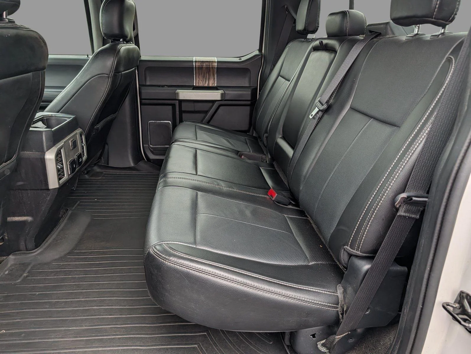 Used 2018 White Platinum Metallic Tri-Coat Ford LARIAT image 32