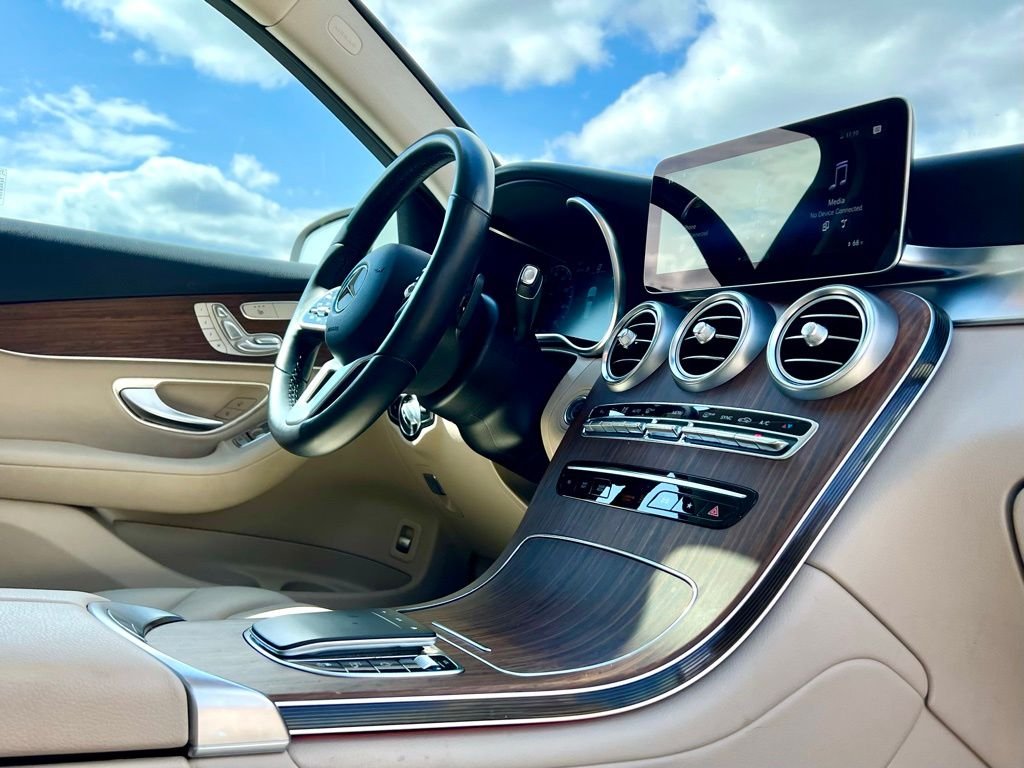 Certified Used 2022  Mercedes-Benz GLC 300 image 15