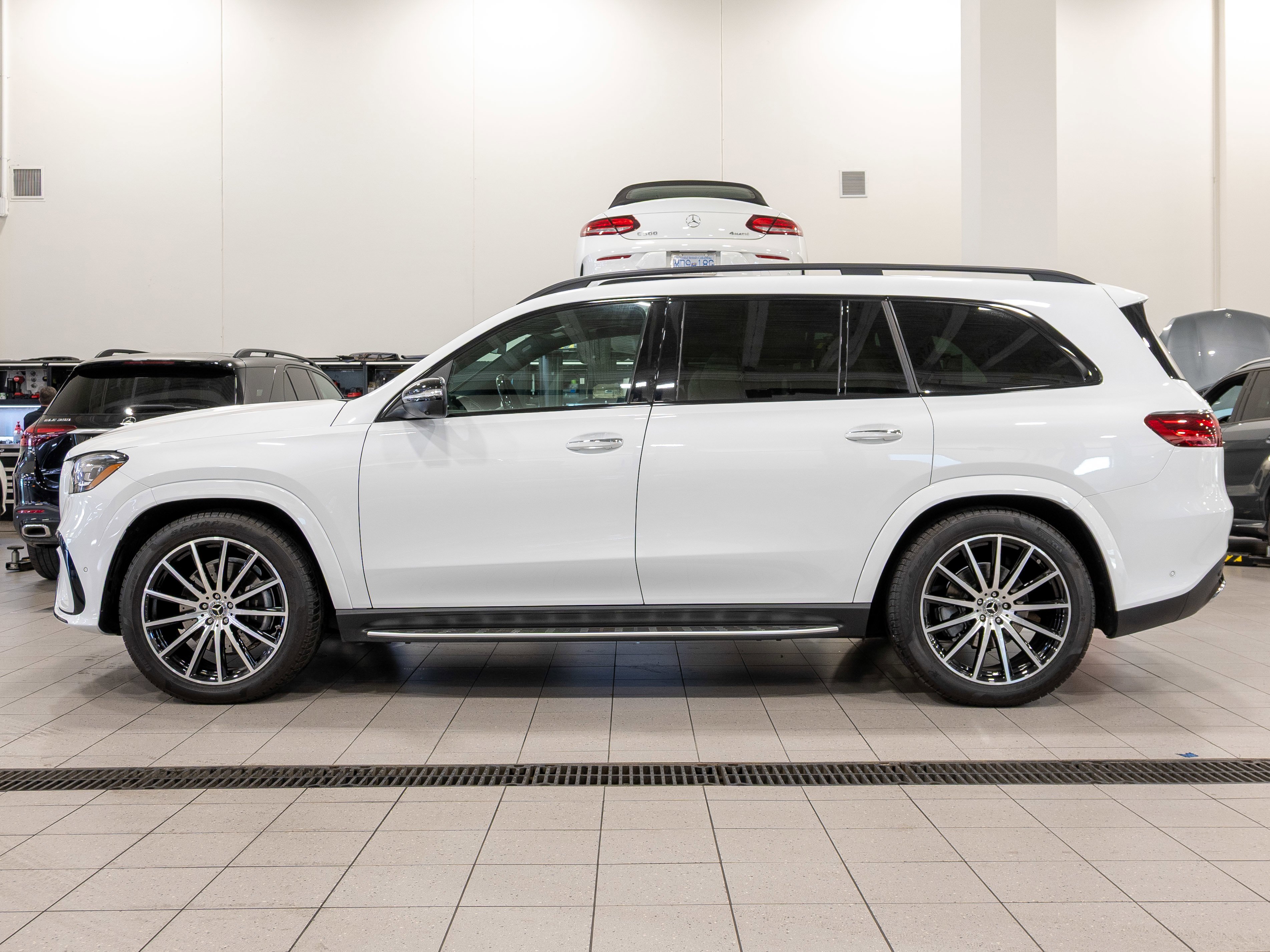 New 2026 MANUFAKTUR OPALITE WHITE BRIGHT Mercedes-Benz GLS 450 image 2