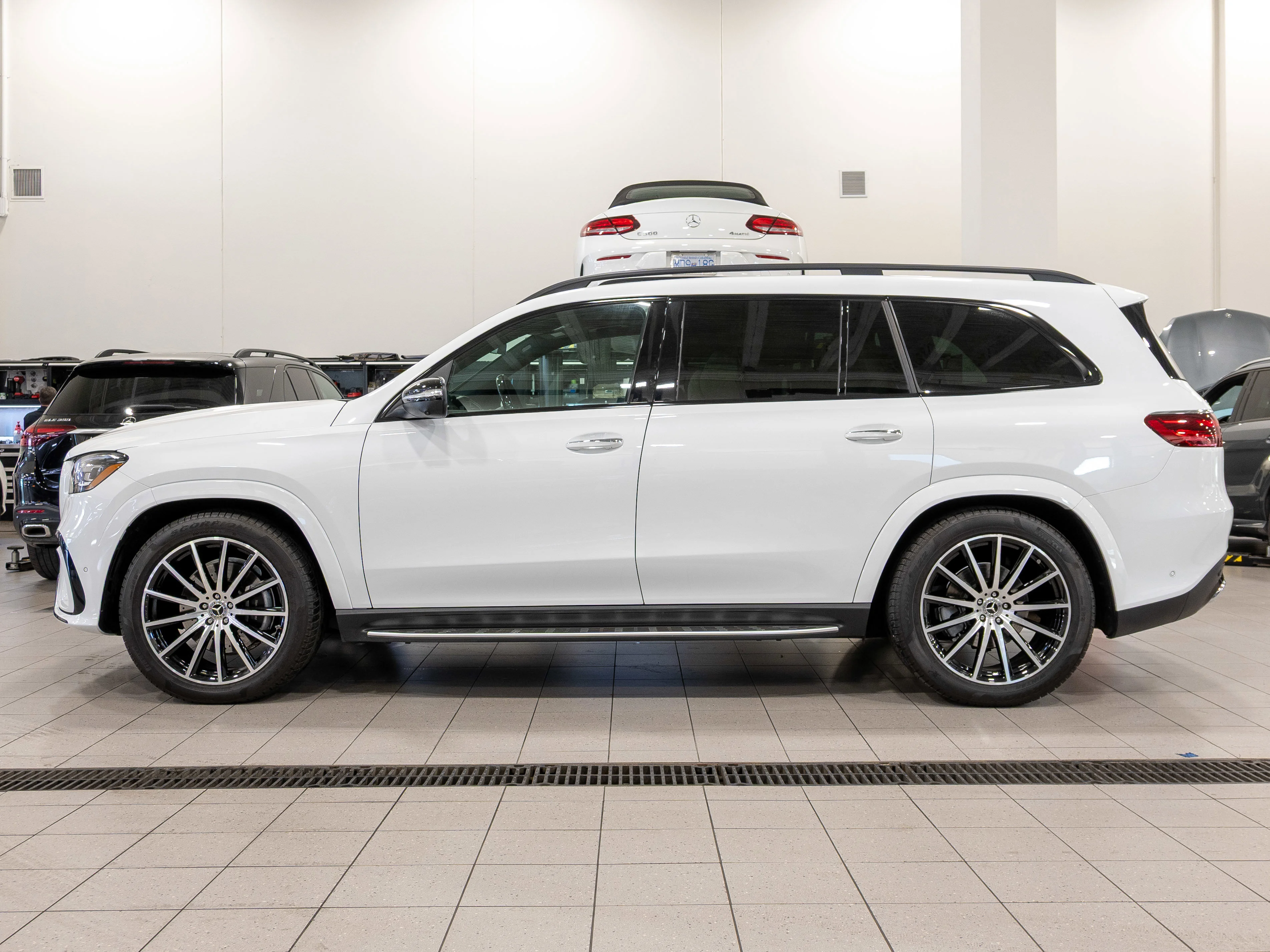 New 2026 MANUFAKTUR OPALITE WHITE BRIGHT Mercedes-Benz GLS 450 image 2