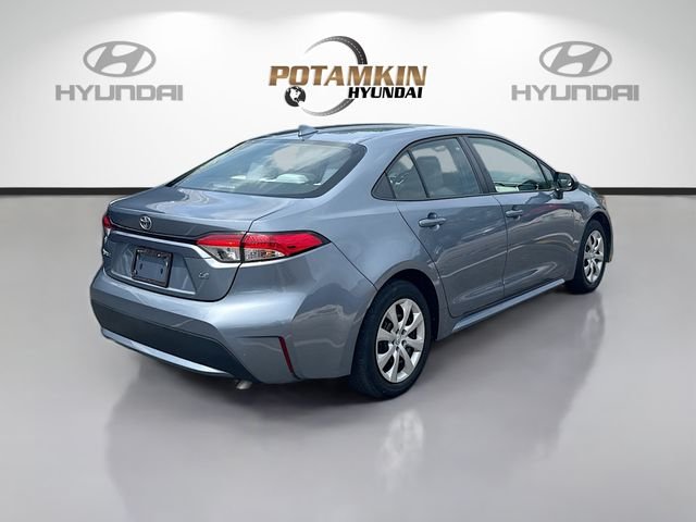 Used 2022  Toyota LE image 5