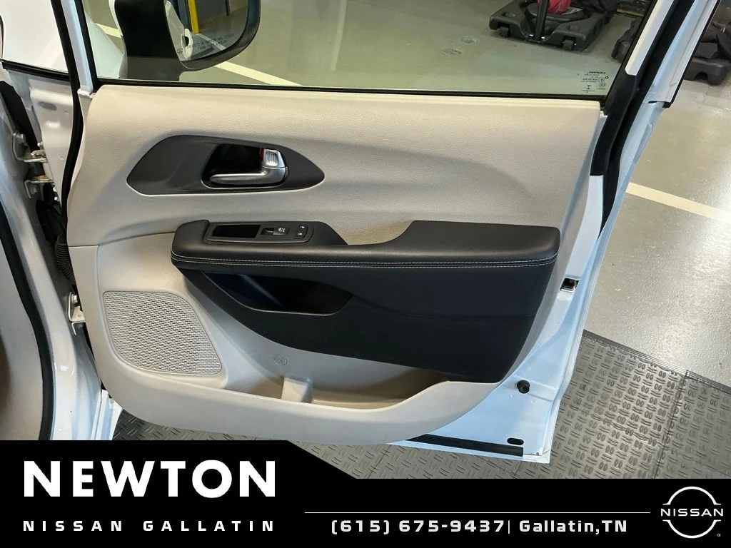 Used 2023 Bright White Clearcoat Chrysler Touring L image 42
