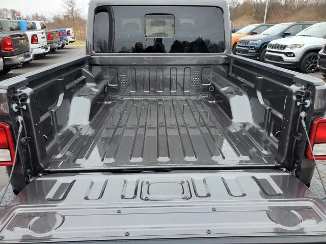 New 2026 Granite Crystal Metallic Clear-Coat Exterior Paint Jeep Sahara image 26