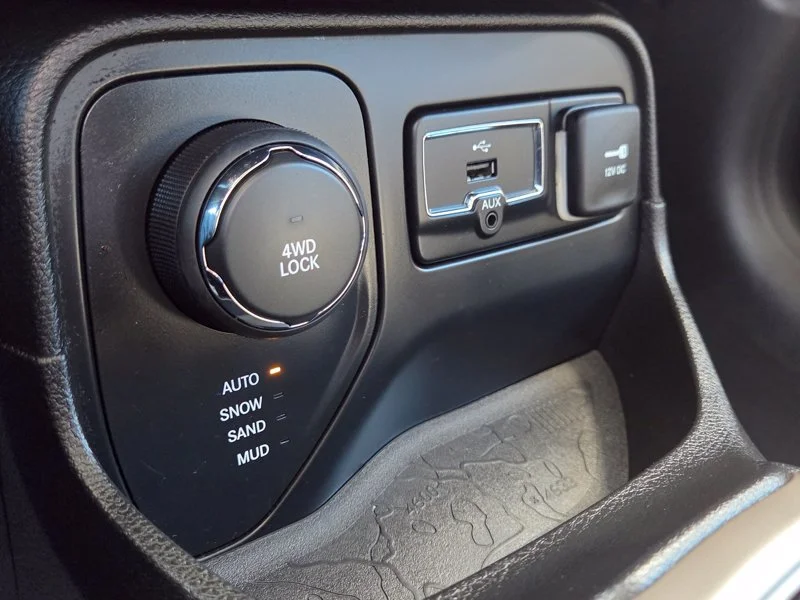 Used 2017 Black Jeep Latitude image 34