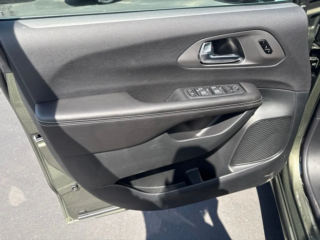 New 2027 Olive Green Pearl-Coat Exterior Paint Chrysler Select image 16