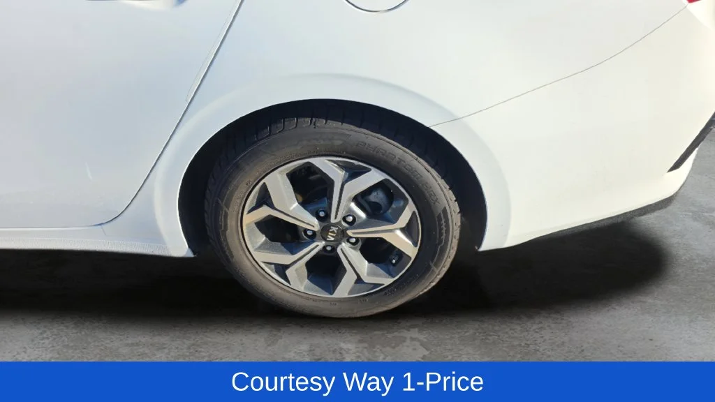 Used 2021 White Kia LXS image 9