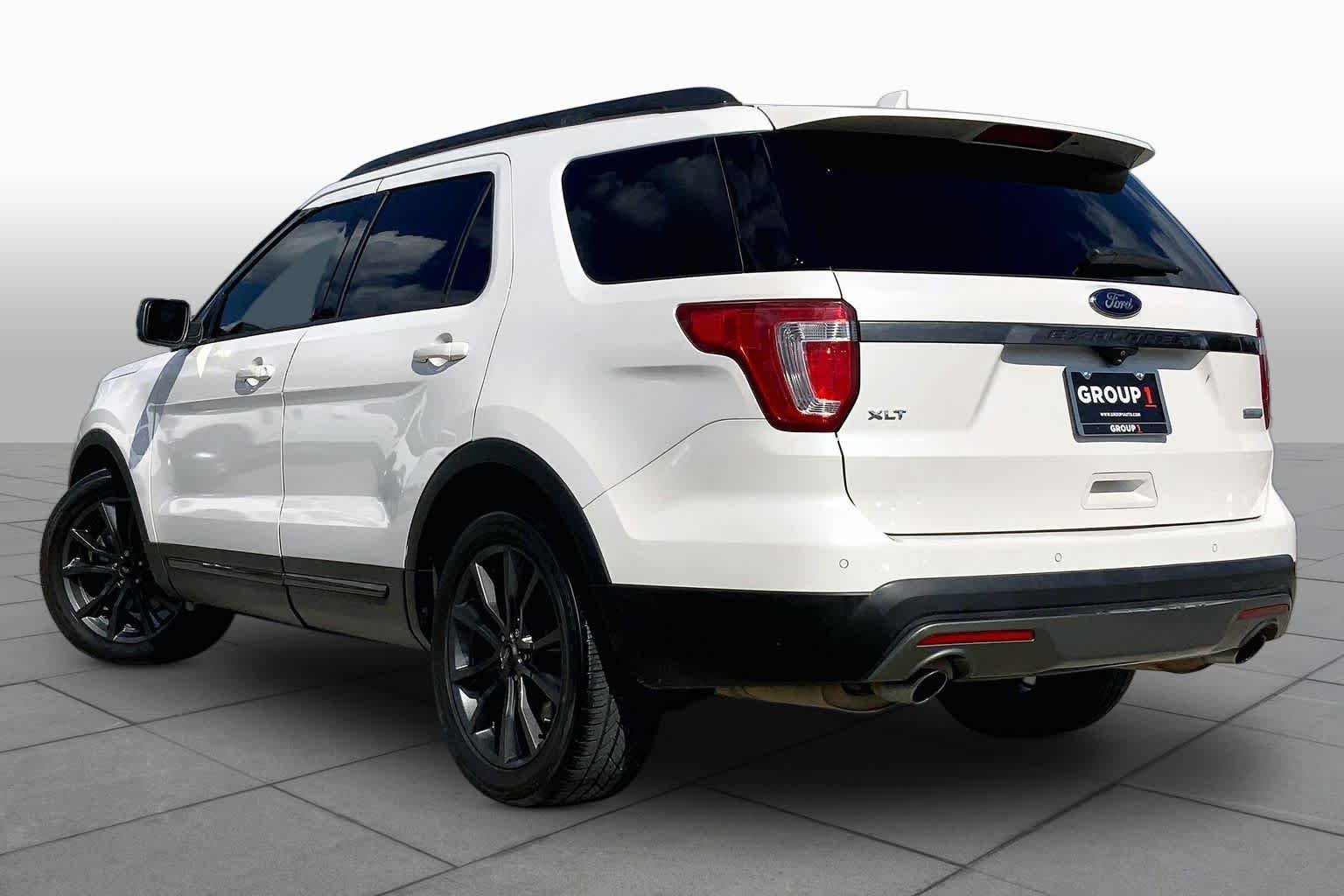 Used 2017 White Platinum Metallic Tri-Coat Ford XLT image 12
