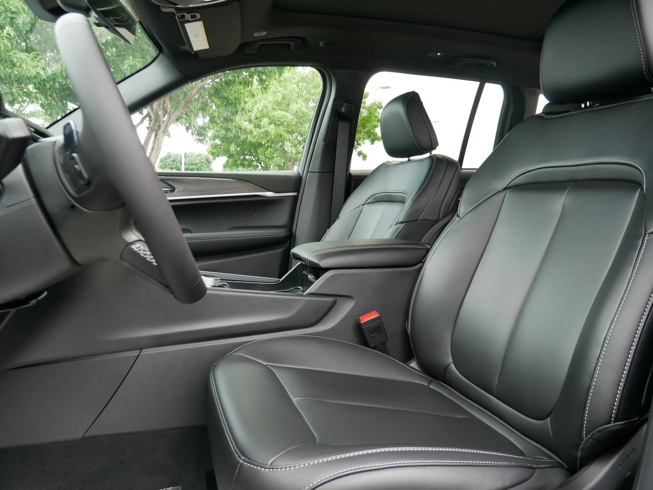 New 2026 Baltic Gray Metallic Clear-Coat Exterior Paint Jeep Limited image 9