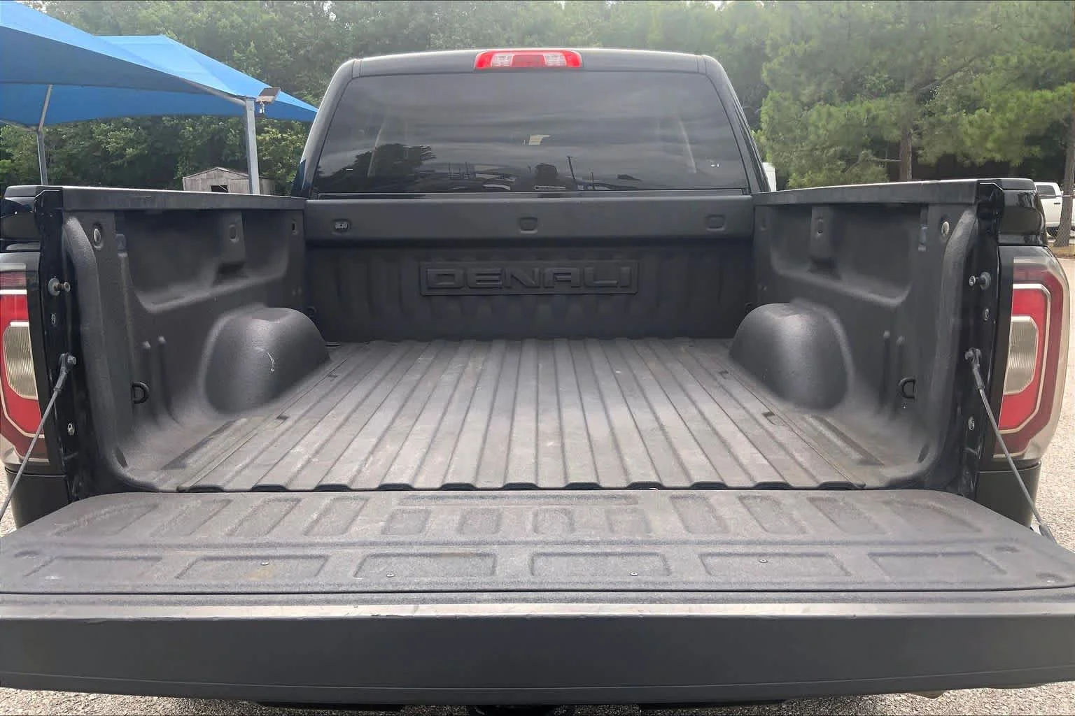 Used 2017 Onyx Black GMC Denali image 34