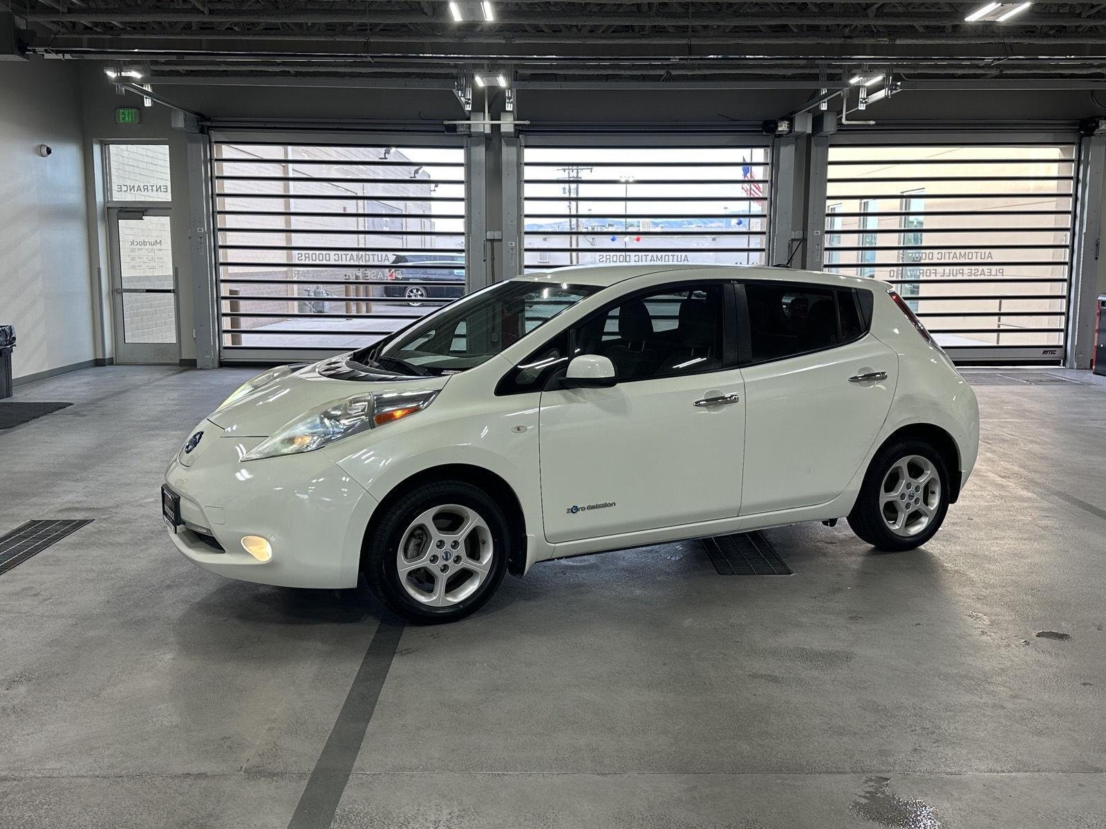 2011 Nissan Leaf SL's photo