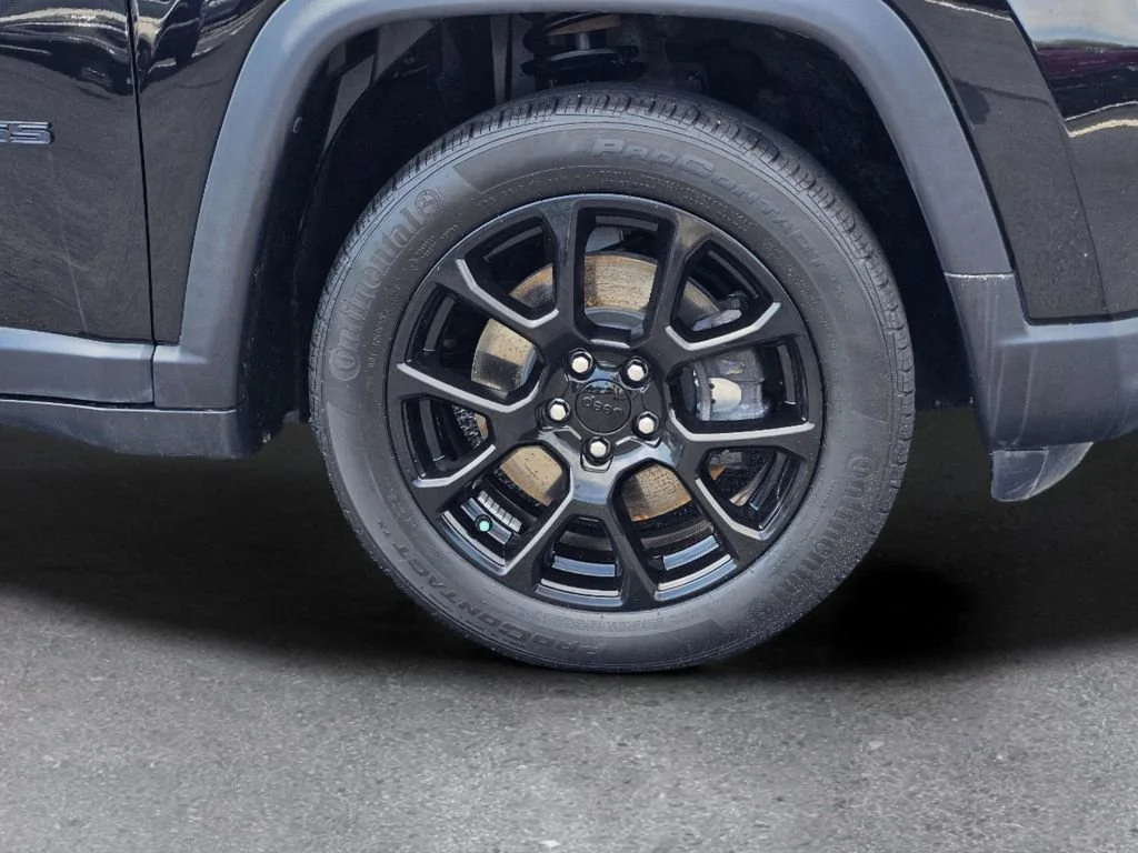Used 2023 Diamond Black Cry Jeep Altitude image 6