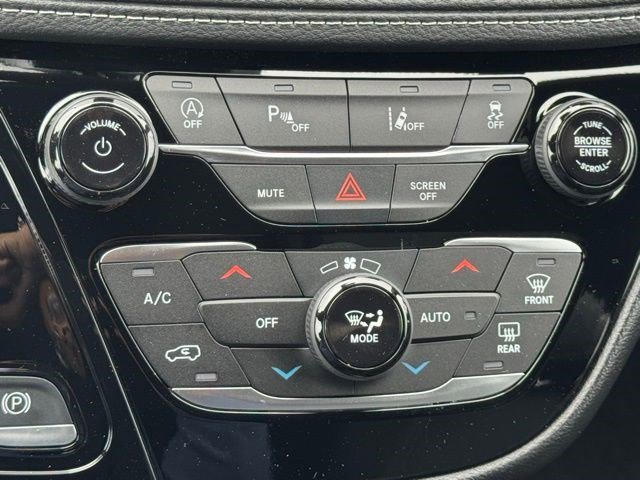 New 2027 Diamond Black Crystal Pearl-Coat Exterior Paint Chrysler Select image 21