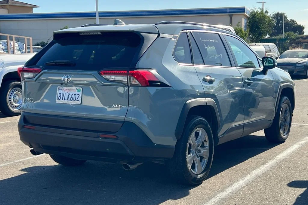 Used 2020  Toyota XLE image 6