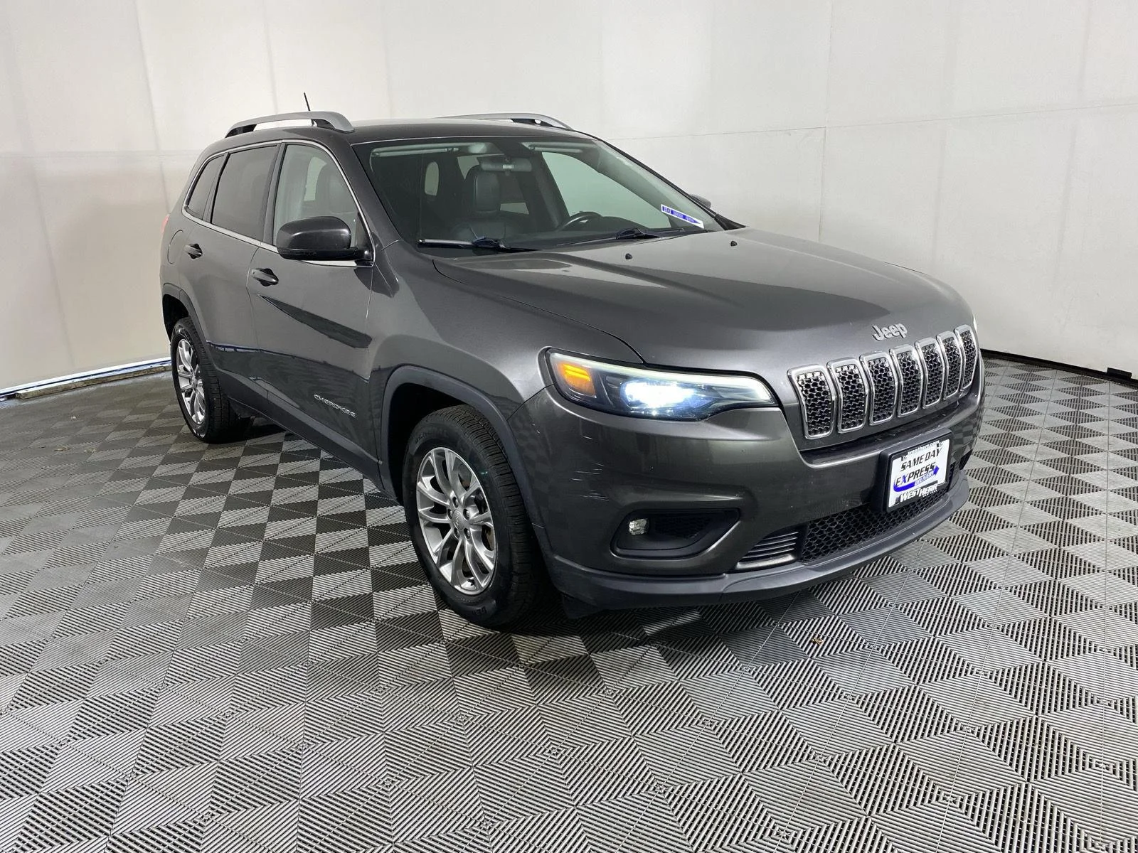 Used 2019 Granite Crystal Metallic Clearcoat Jeep Latitude Plus image 10