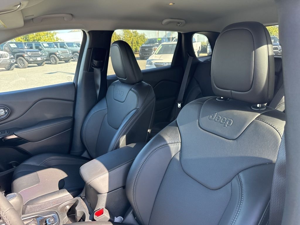 New 2023 Bright White Clear-Coat Exterior Paint Jeep Altitude Lux image 18