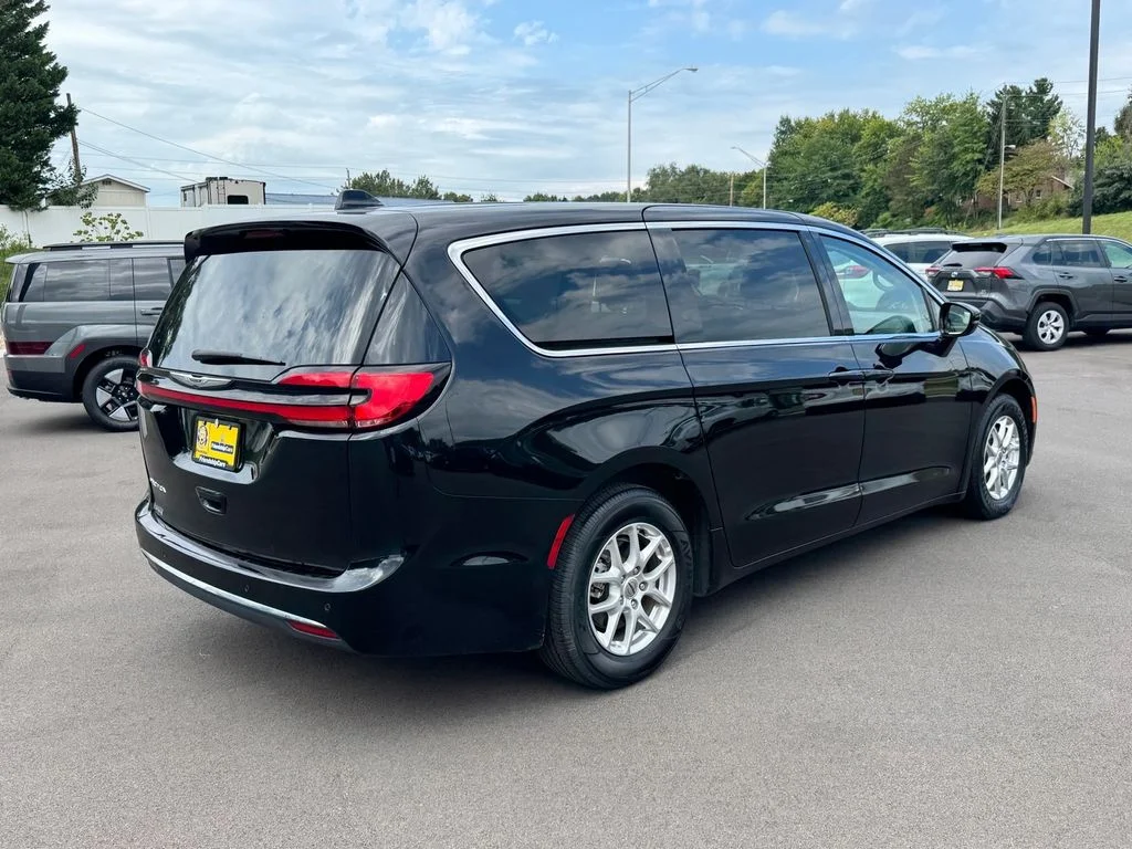Used 2024 Black Chrysler Touring L image 4