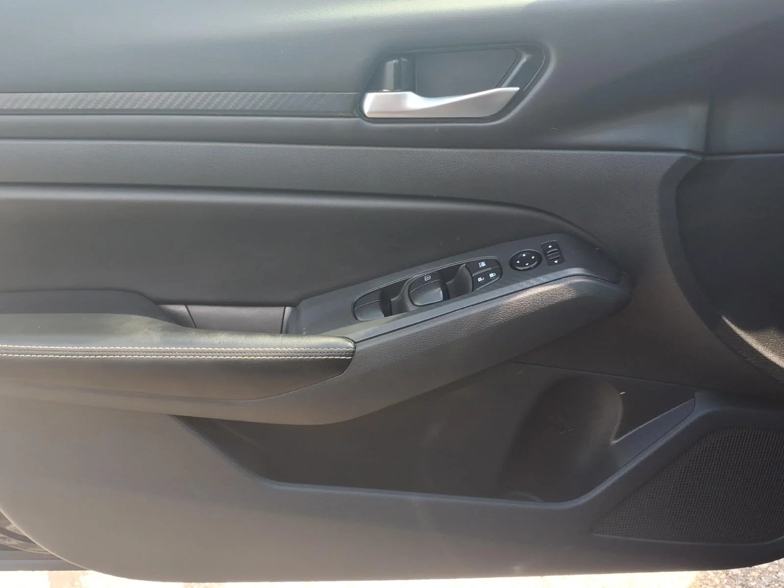 Used 2024 Super Black Nissan 2.5 SV image 24