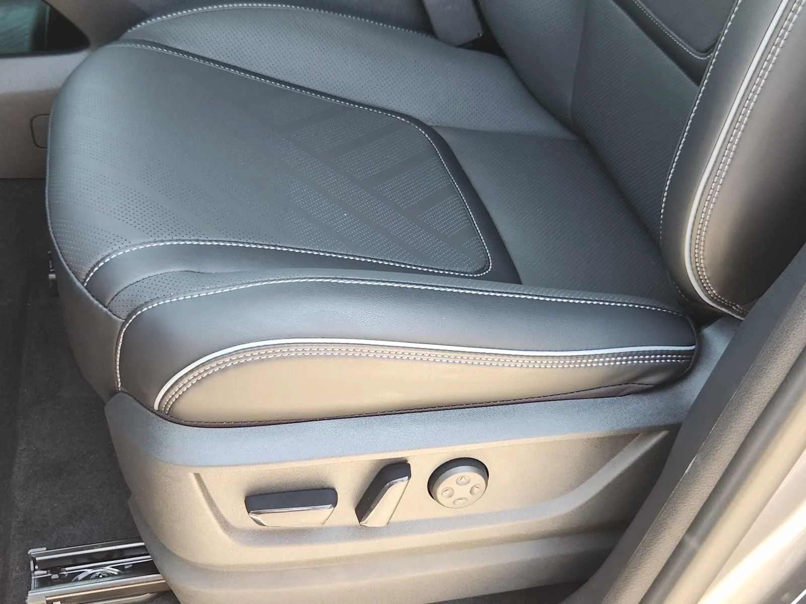 New 2027 DYNAMIC METAL INFINITI Luxe 2WD image 18