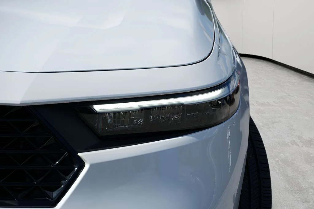 Used 2025 White Honda SE image 4