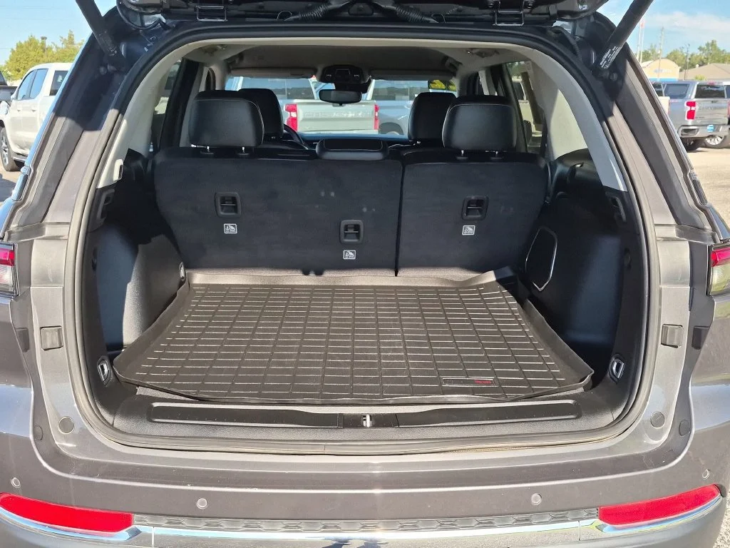 Used 2022  Jeep Limited image 31
