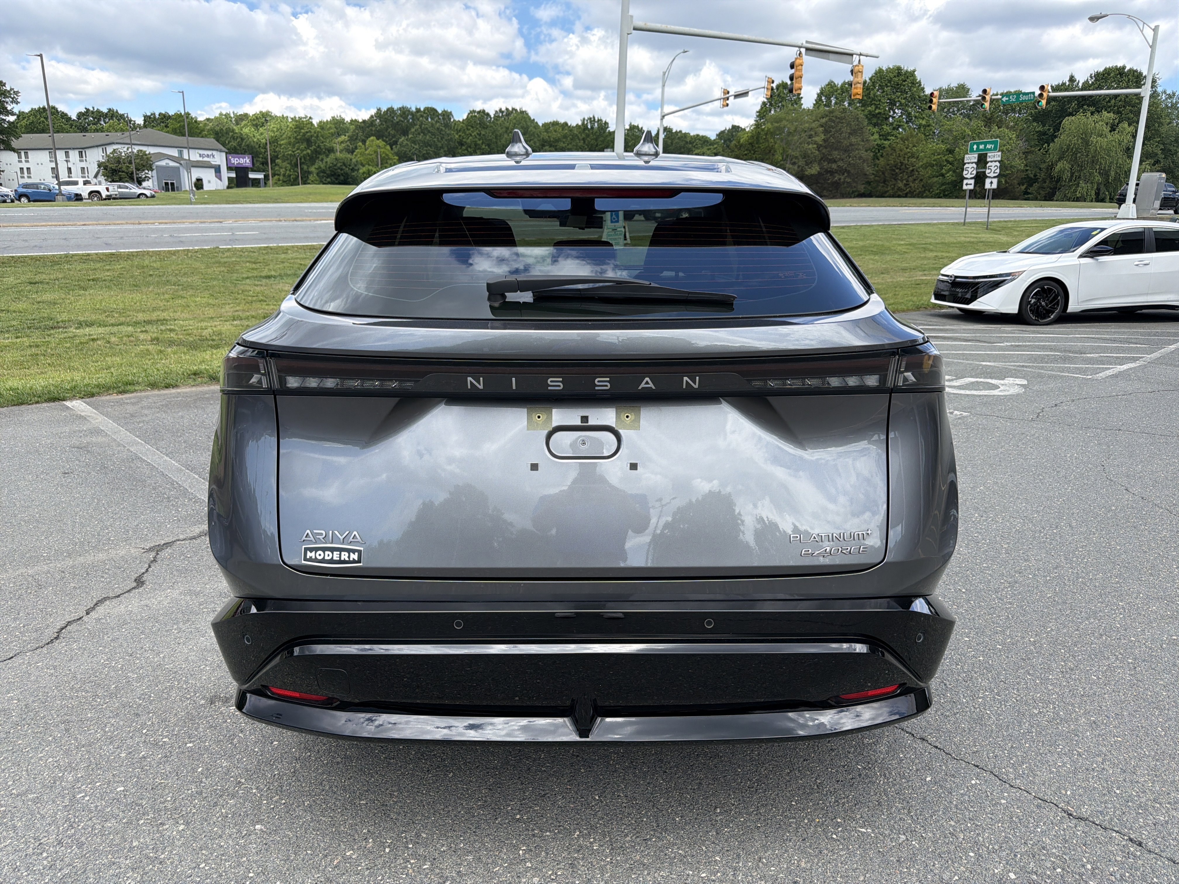 Used 2023  Nissan  image 4