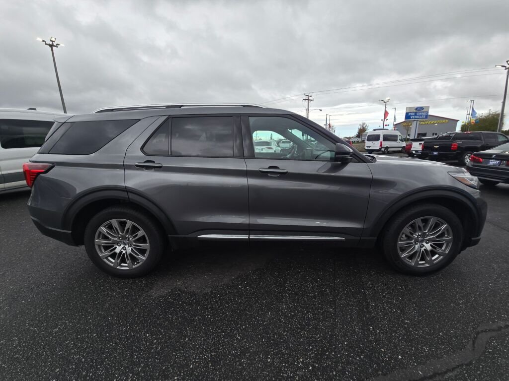 Used 2025 Gray Metallic Ford Platinum image 4
