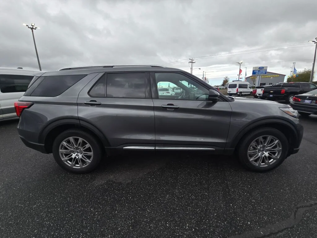 Used 2025 Gray Metallic Ford Platinum image 4