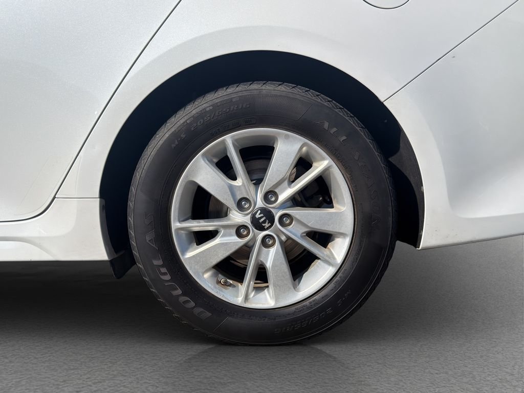 Used 2016 White Kia LX image 23