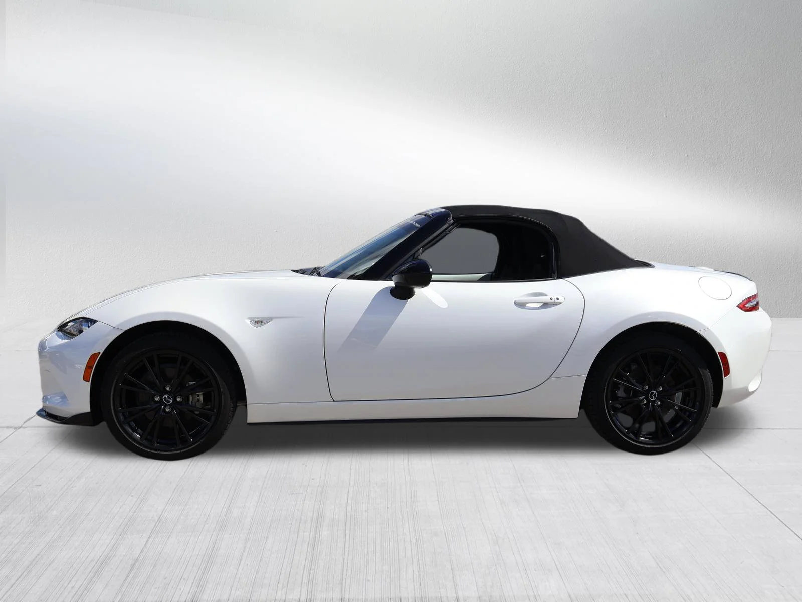 Certified Used 2025 Snowflake White Pearl Mica Mazda Club image 4