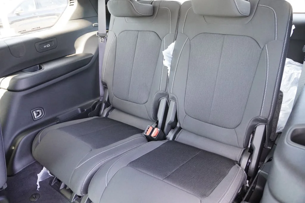 New 2026 Diamond Black Crystal Pearlcoat Jeep Laredo X image 12
