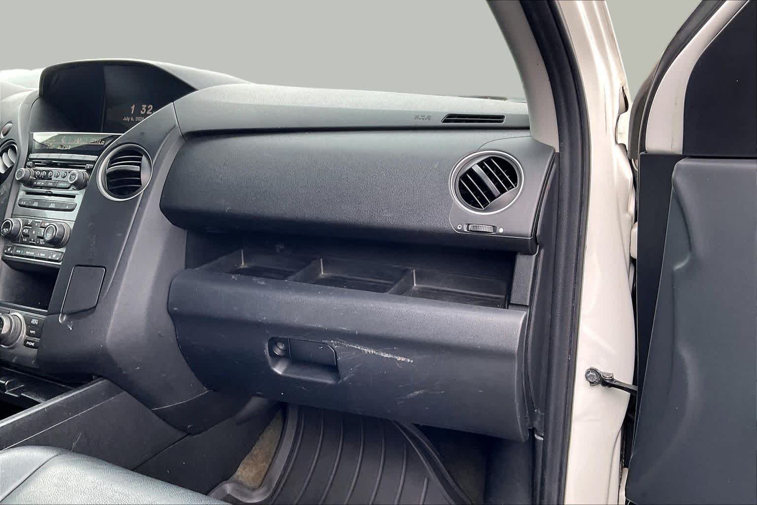Used 2014 White Diamond Pearl Honda Touring image 18