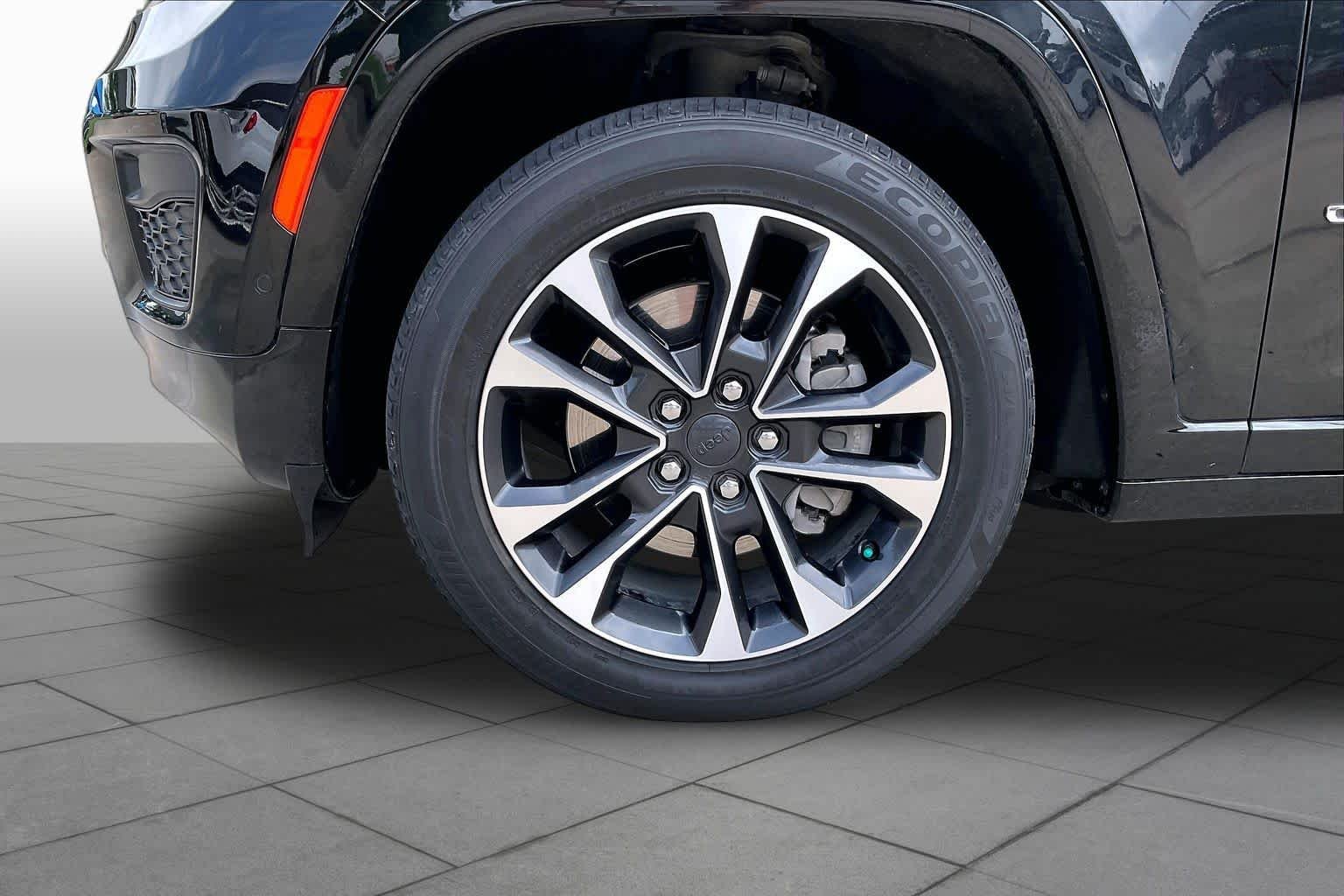 Used 2023 Diamond Black Crystal Pearlcoat Jeep Overland image 11
