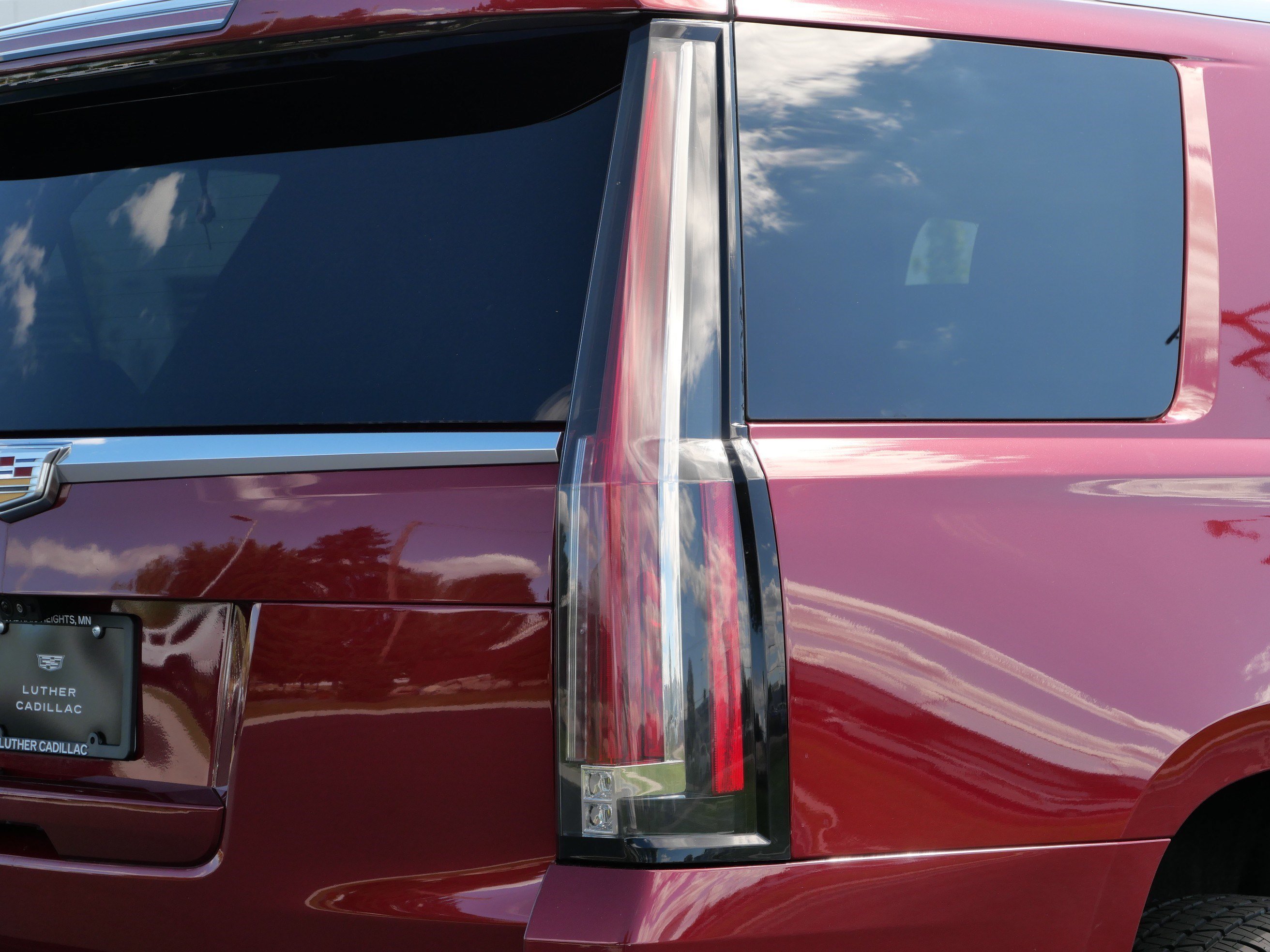 Used 2017 RED PASSION TINTCOAT Cadillac Luxury image 17