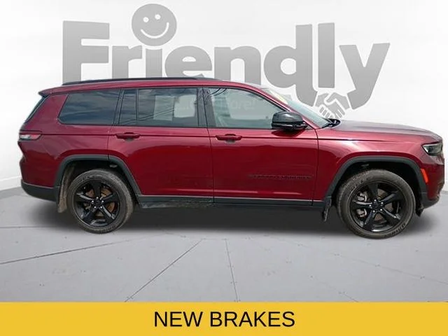 Used 2023 Red Jeep Altitude image 4