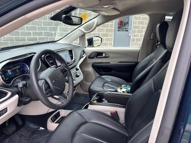 Certified Used 2024 Fathom Blue Pearlcoat Chrysler Select image 15