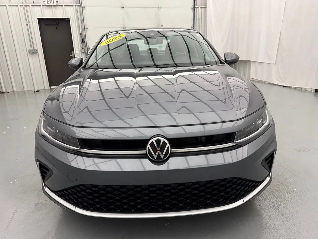 Used 2025  Volkswagen 1.5T SE image 2