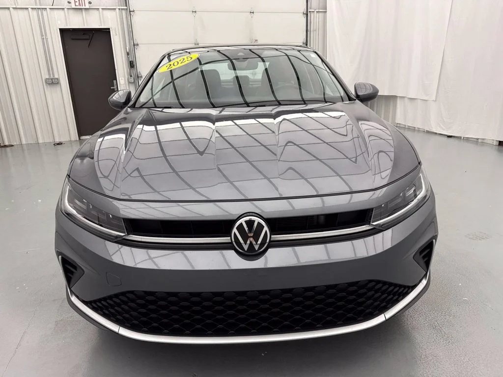 Used 2025  Volkswagen 1.5T SE image 2