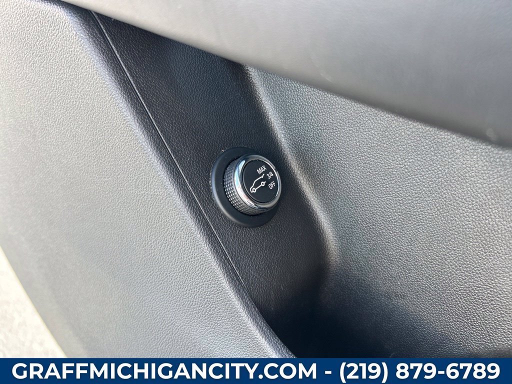 Used 2017 CRYSTAL WHITE TRICOAT Cadillac Platinum AWD image 40