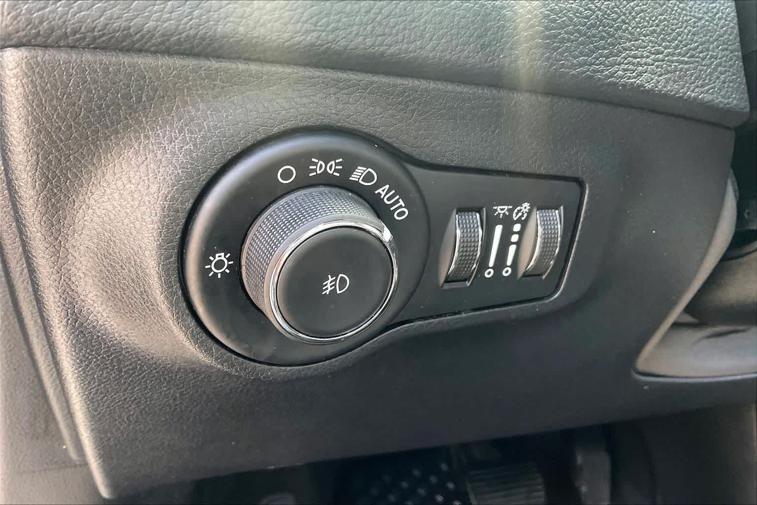 Used 2019 Billet Silver Metallic Clear Coat Jeep Latitude image 14