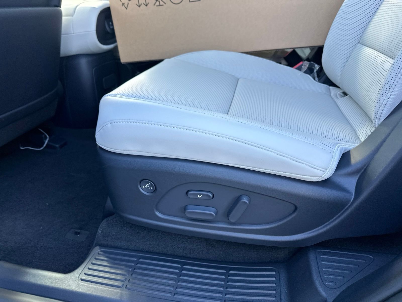 New 2027 Silver Hyundai Calligraphy image 18