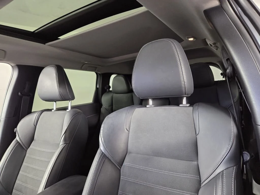 Used 2024 White Mitsubishi SE Black Edition image 38