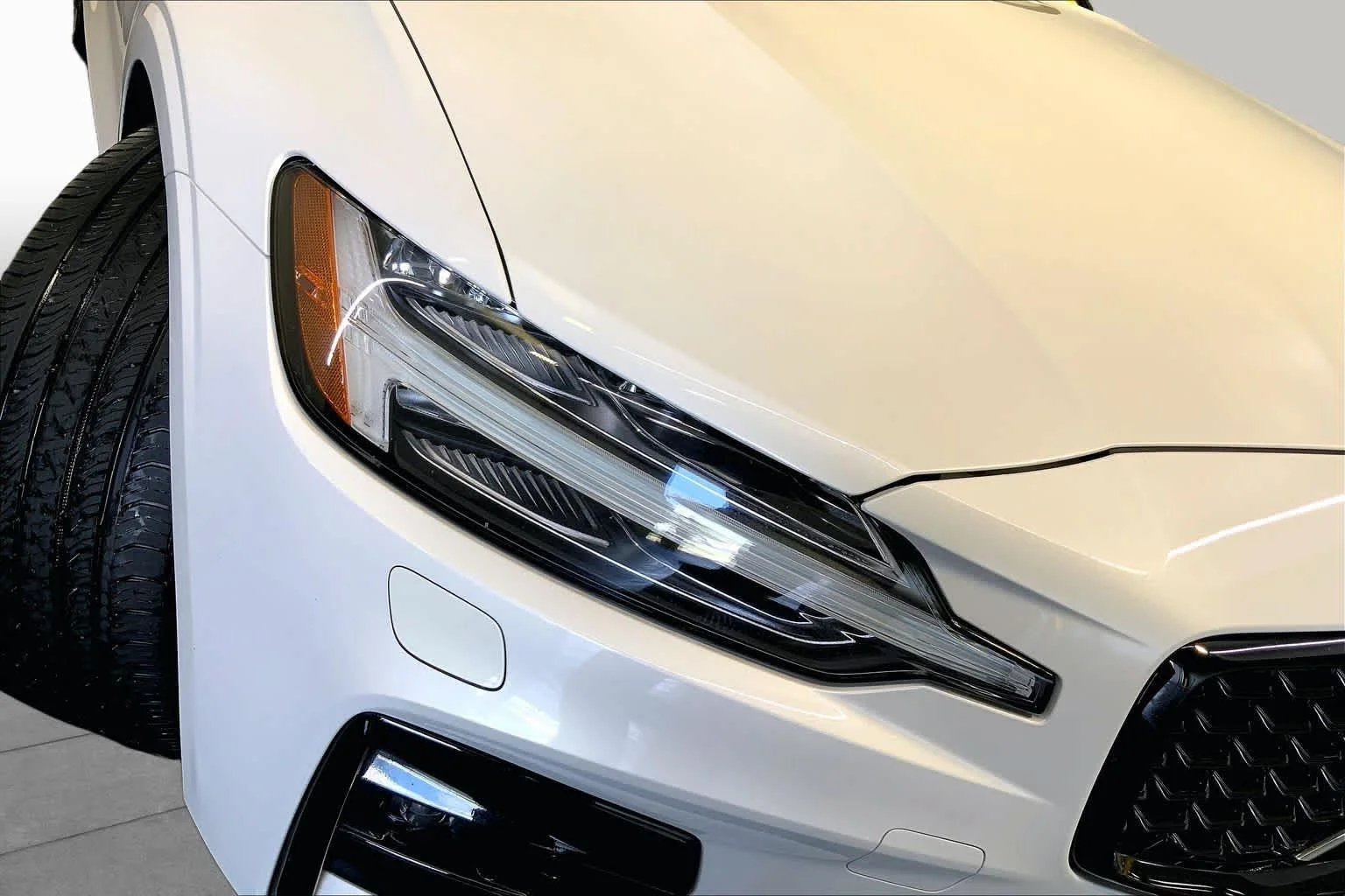 Used 2025 Crystal White Pearl Volvo Core image 27